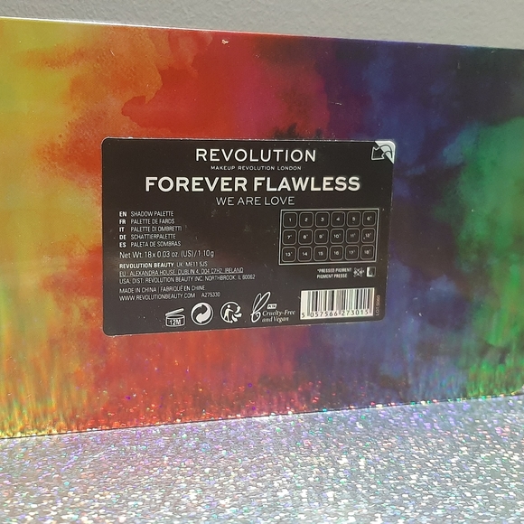 Revolution Forever Flawless We are Love Palette - Picture 4 of 4
